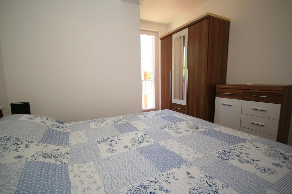 Ruzmarinka 4* Apartamento Baška Exterior foto